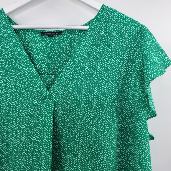 Adrianna Papell Green Leaf Printed V-Neck Flutter Sleeve Top - Picture 2 of 5